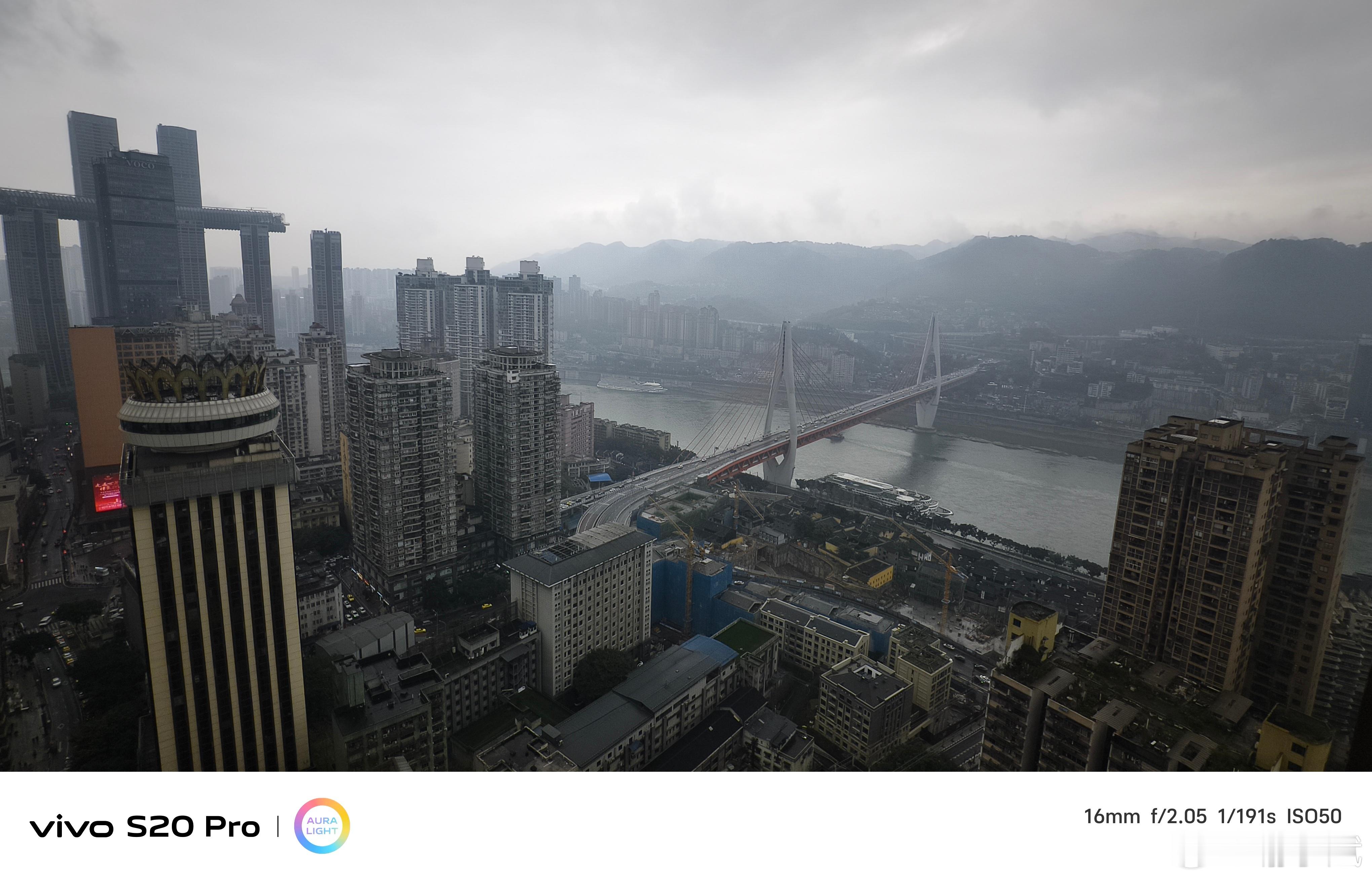 重庆酒店也一般呀[捂脸哭]简单给你家们看下外面的风景，今天下雨🌧️天气不好。