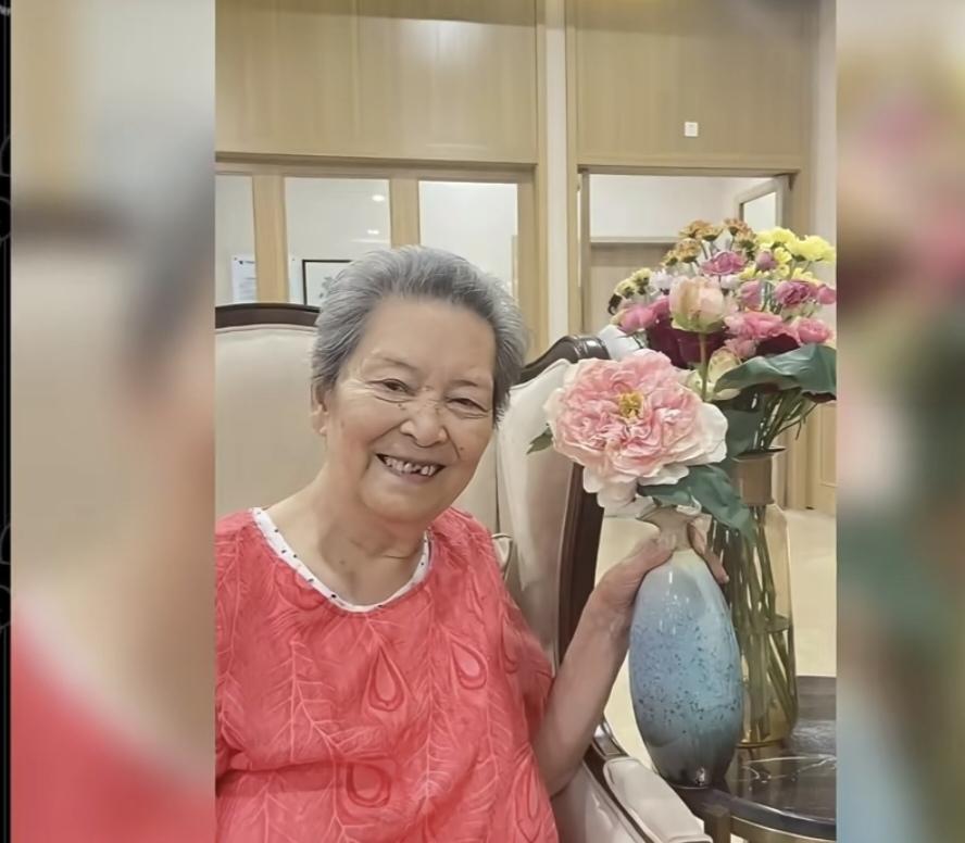 94岁的老戏骨周贤珍家居流出：86年她扮演电视剧《红楼梦》王夫人时55岁。她扮演