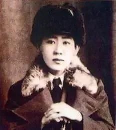 沈醉和廖华平去看川岛芳子。沈醉问她：“晚上睡得怎么样？”刚说完，她的眼眶就红了，