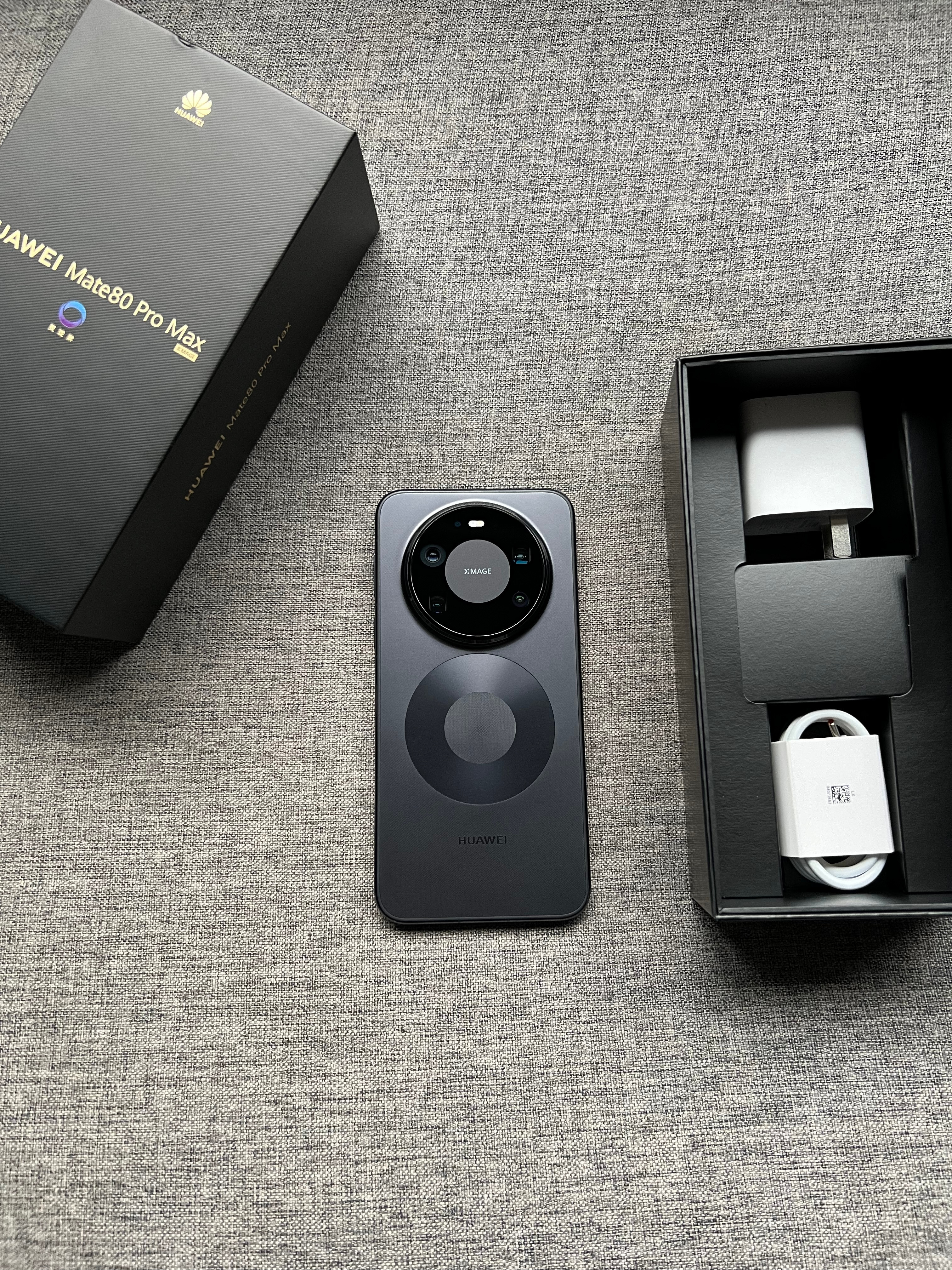 华为Mate80ProMax16+1TB极夜黑，屏幕完美，中框轻微使用痕