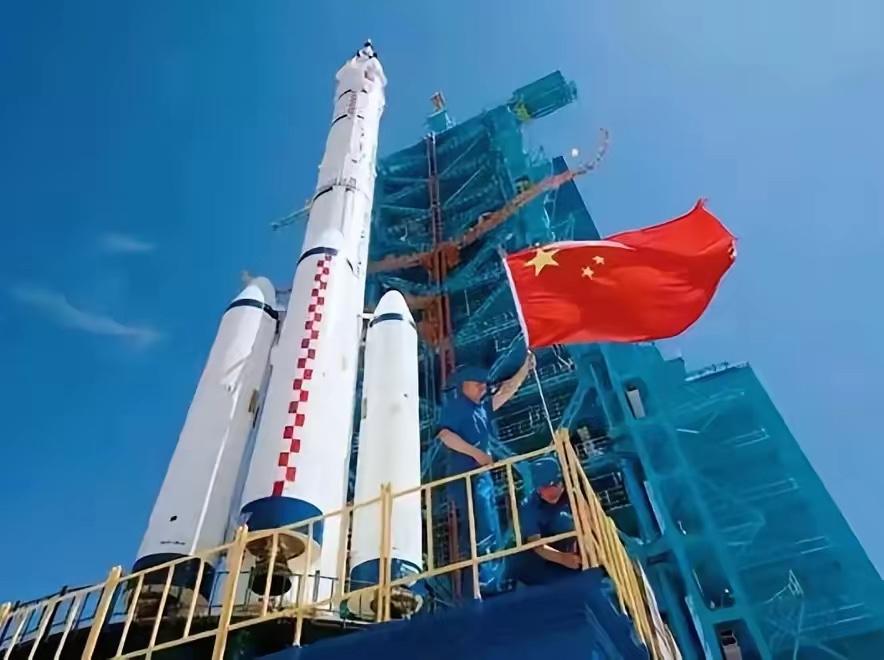 刚刷到一条消息，挺有意思。美国军方的中国问题专家最近发文警告华盛顿：中国的十五