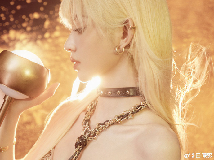 金发田曦薇，既性感，又可爱，还酷酷的！VOGUE时尚盛典，一头金发的田曦薇刚出
