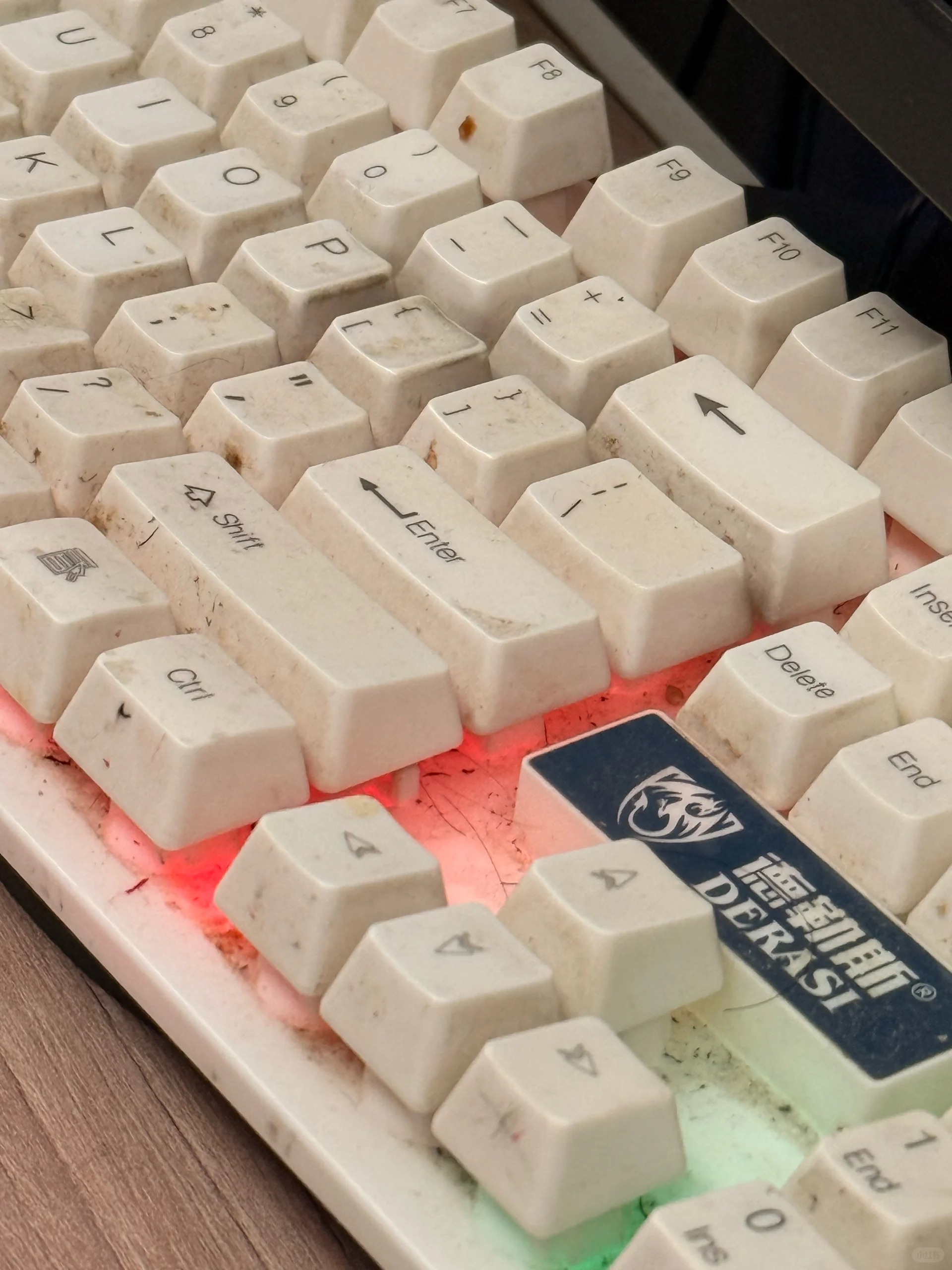 同事的键盘脏成这样，看起来都难受。