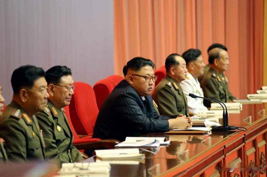 晚宴上那一排人为什么都绷着脸，答案其实不在餐桌上。7月11日，中国这边专门举