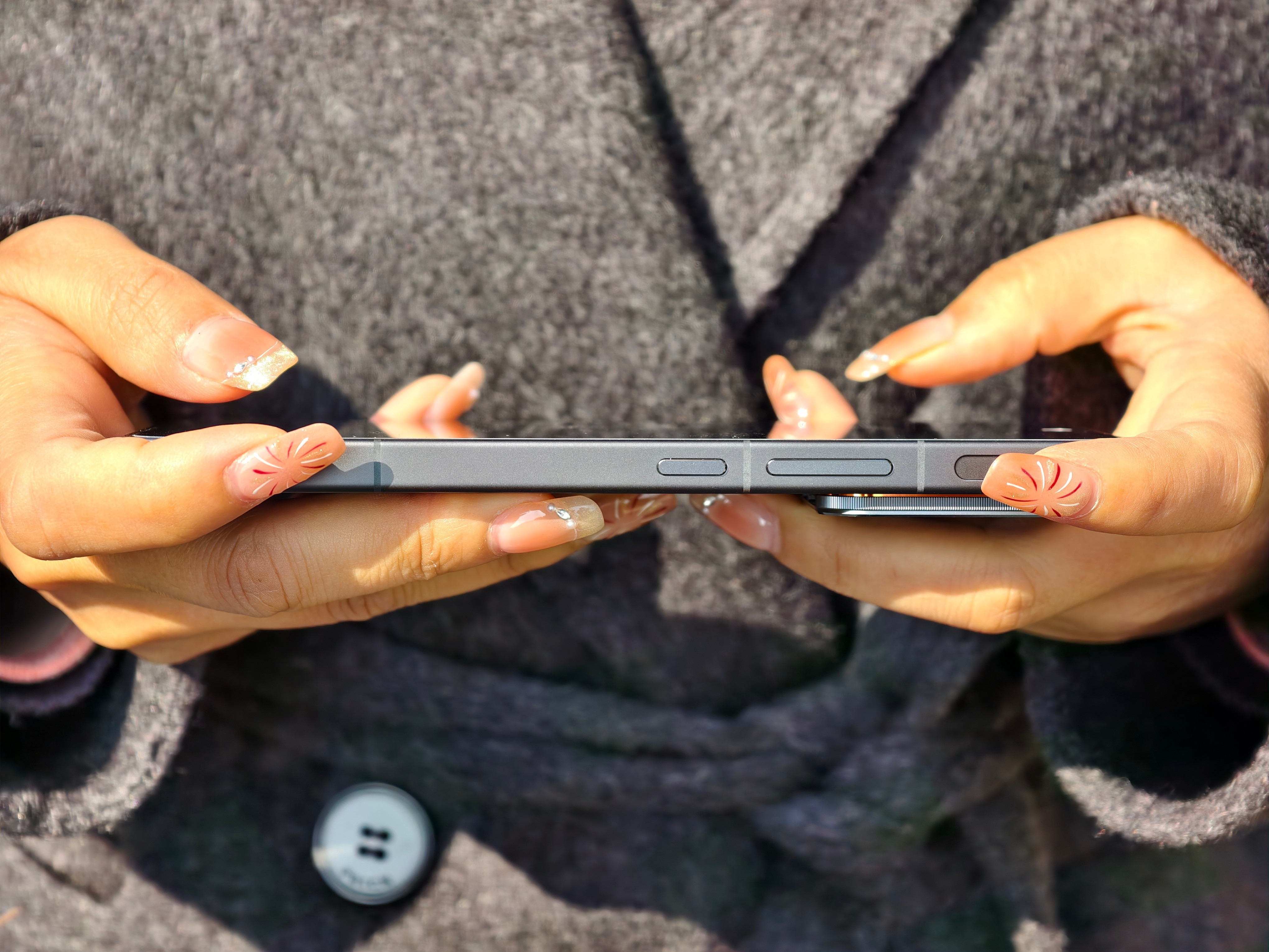 刚到家就收到iQOO15Ultra，据说是今年最有竞争力的游戏手机。现在手