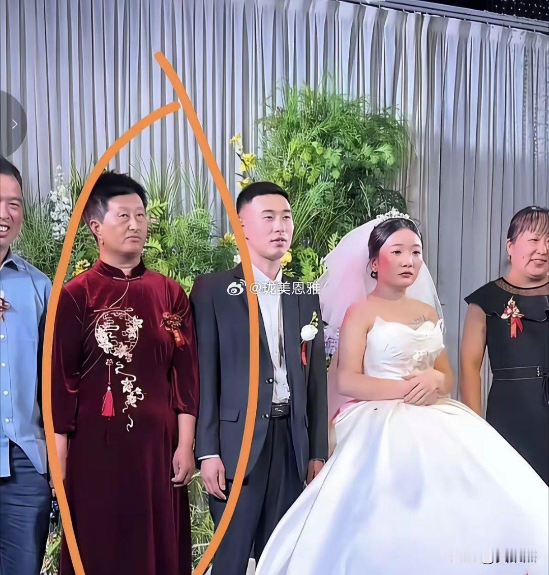 喜婆婆不穿旗袍可能会搞错～～儿子像妈