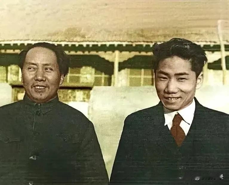 毛主席与大儿子毛岸英的两张罕见合影，第一张拍摄于1946年，此时的毛岸英刚从莫斯