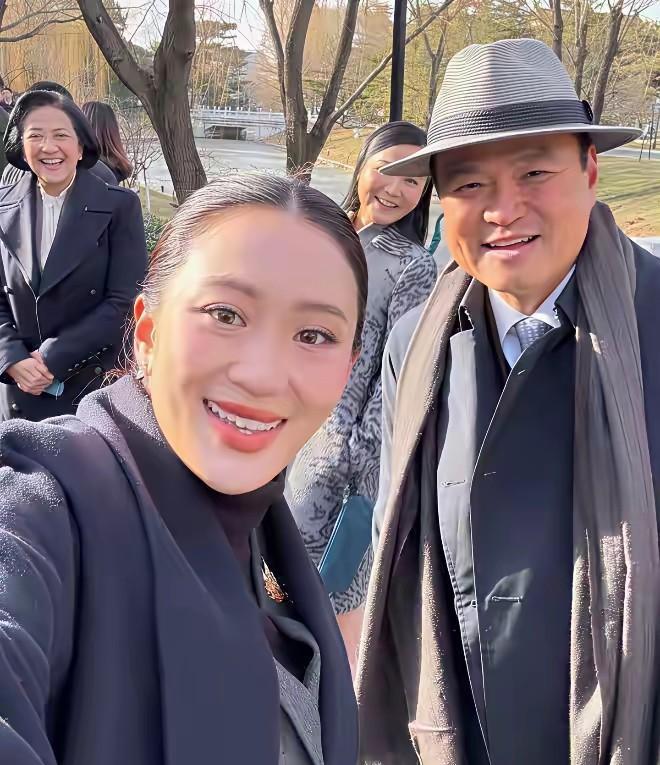 佩通坦回泰国了，他信也第二期间飞机落地。打破了坊间传闻他一家要跑路的传闻，他信此