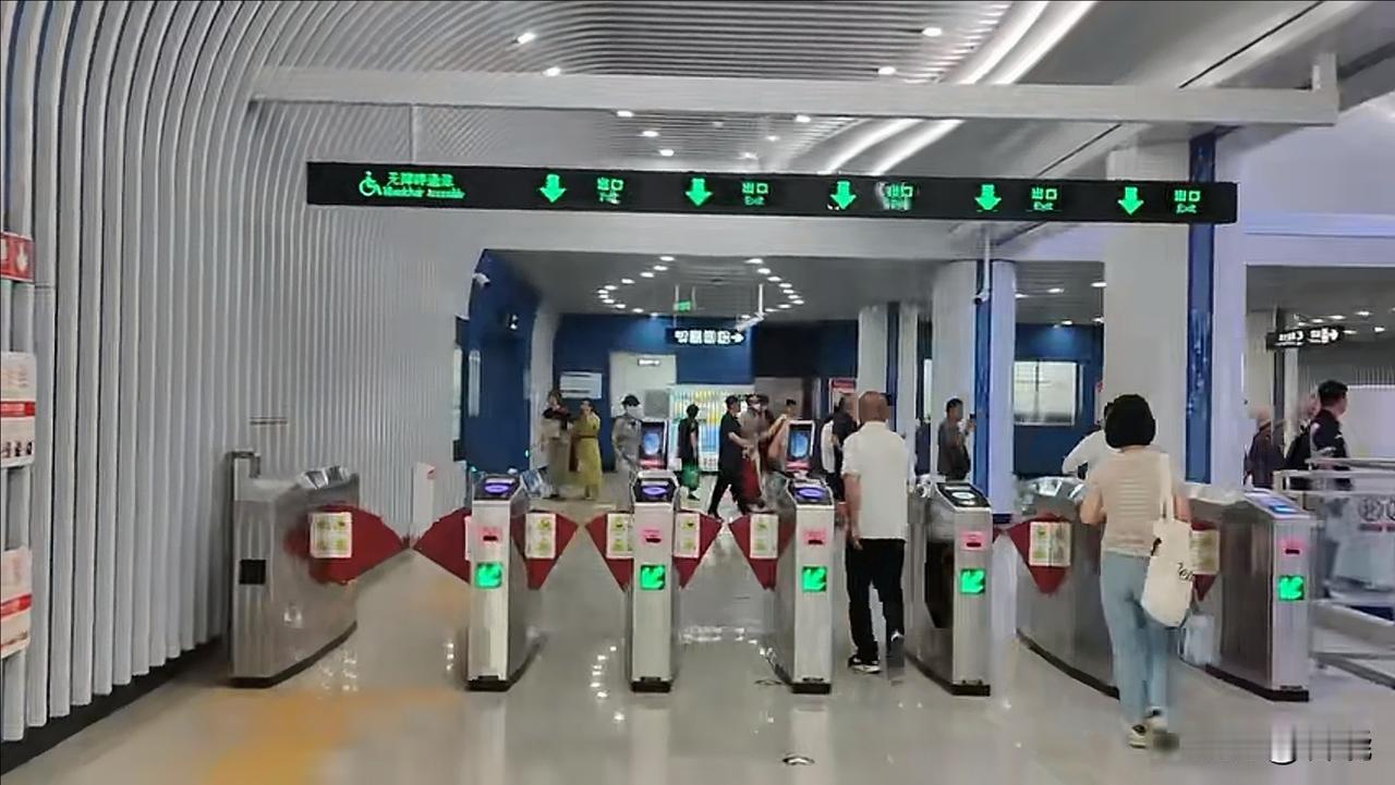 沈阳地铁3号线一期工程37公里今日开通。三好街站很惊艳[赞][赞][赞]。