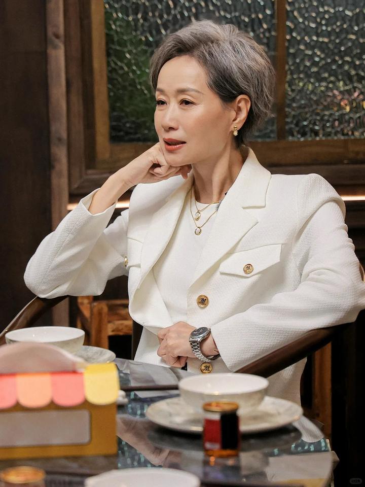 给所有女人都提了个醒62岁的叶童在节目里的一句话，戳中了很多女人的心事不是什