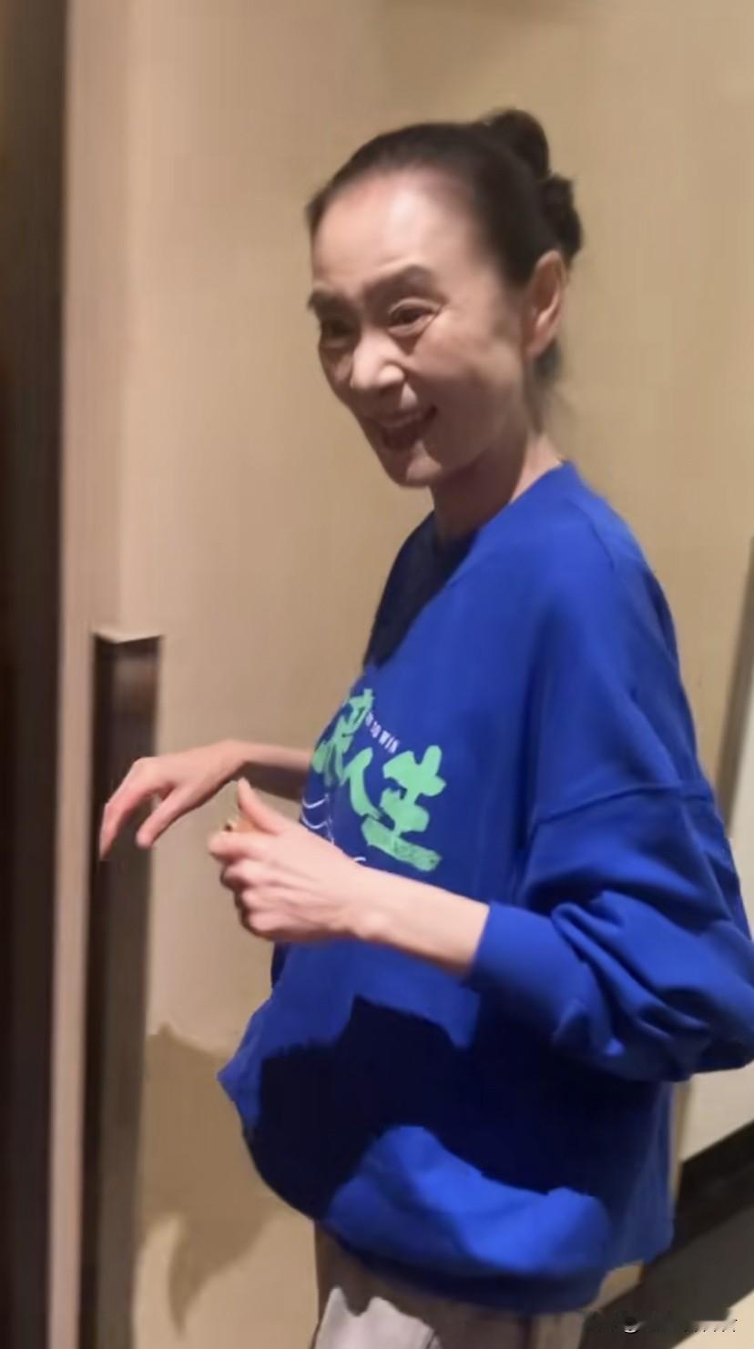 刘雪华瘦了之后皮肤也太松了！还是胖回来吧！看身材是很不错，看脸有点吓人。刘雪