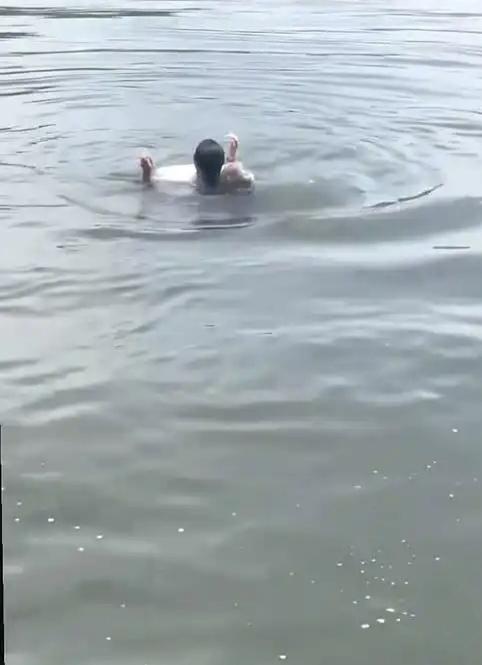 湖南发生一件暖心奇事：一位71岁大爷跳水砸窗勇救落水女司机，女子上门感恩时，意外