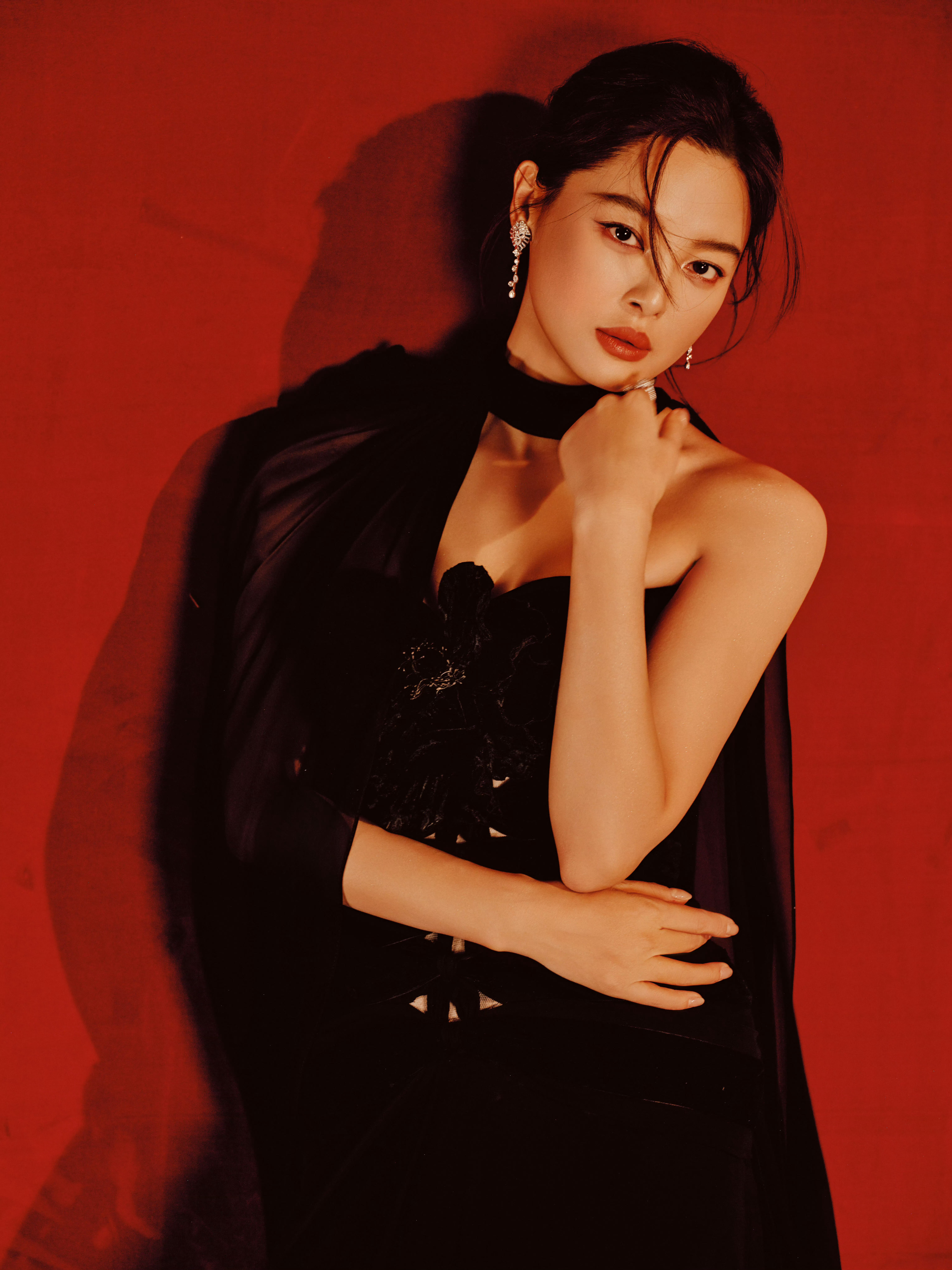 辛芷蕾李李回来了辛芷蕾微博之夜的两套look再次感慨姐的每次出图都堪比杂志大