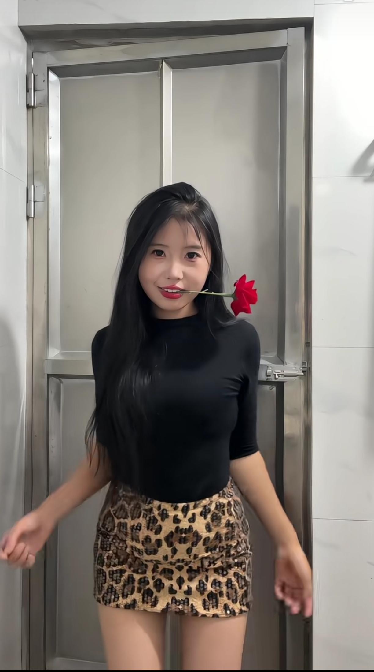 女孩穿豹纹裤，奔放又俏皮。