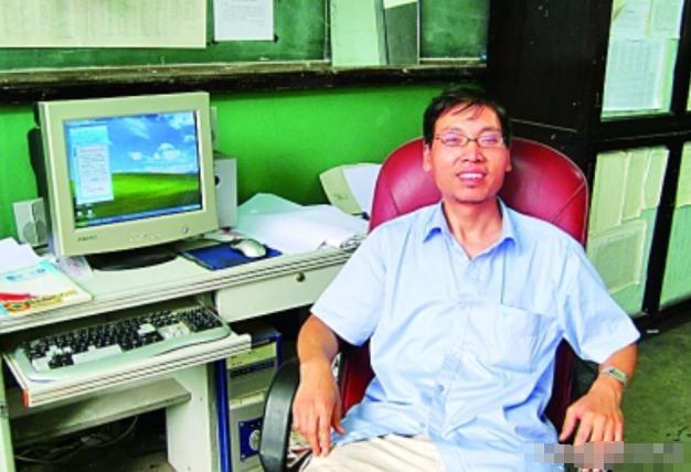 2008年，他用自己的生命给学生上完最后一课，他张开双臂，用身体护住了四名学生的