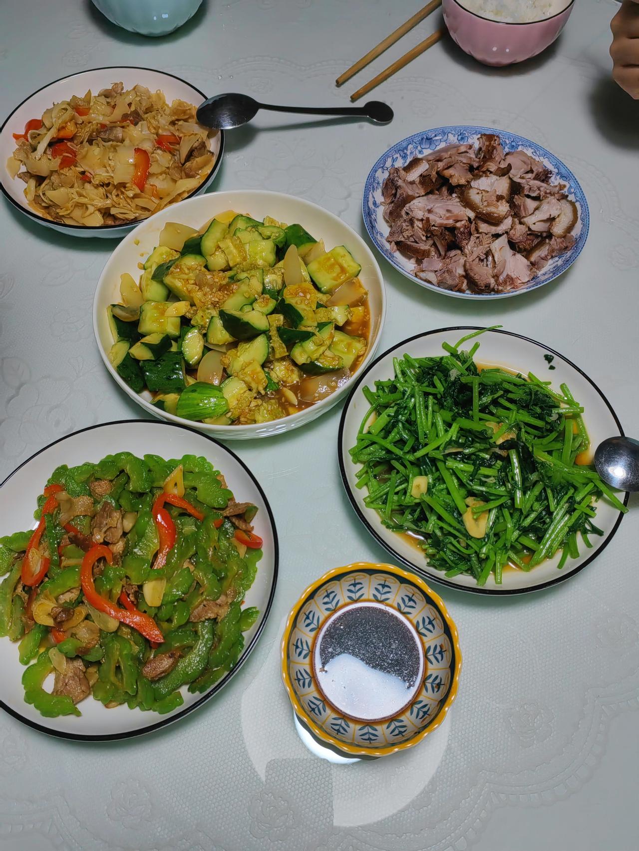 小叔子来帮着拉东西，老公却说随便做点菜就行，我要听他的，菜都不够吃。本来我想