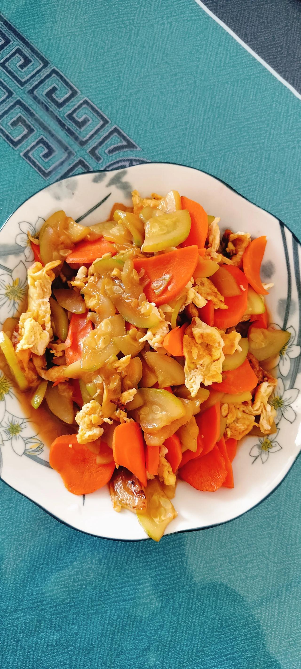 看看这都是啥菜，减肥餐可以算吗，反正家里就这几样菜了，我也没去买，因为这几天