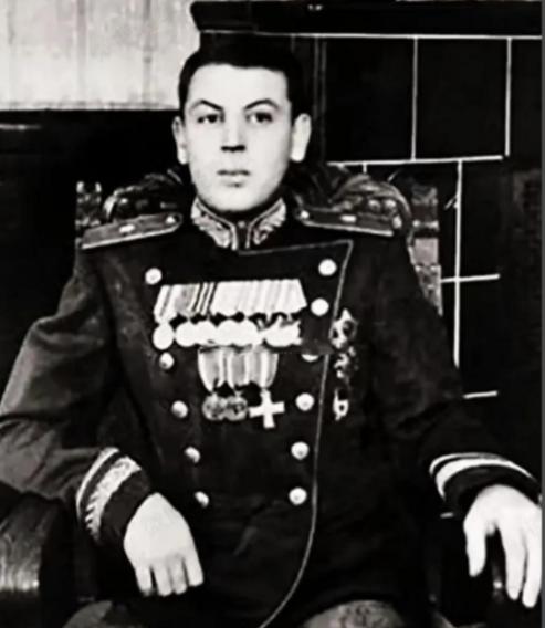 1953年3月5日，苏联铁腕领袖斯大林去世。仅仅21天后，失去斯大林庇护的儿子瓦