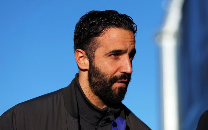 邮报一位来自葡萄牙的可靠消息人士透露，阿莫林打算等到赛季结束后再打破沉默，谈及他