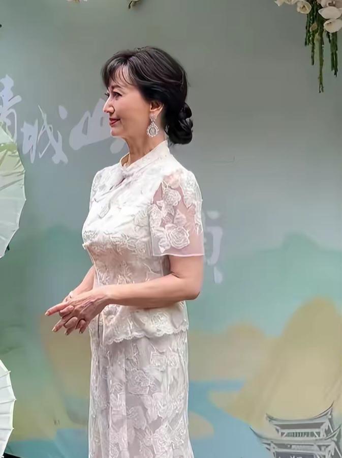 71岁的赵雅芝也该服老了，不是17岁了，怎么打扮也回不到少女模样了……赵雅芝身