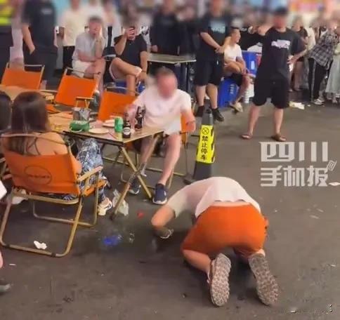 丢脸丢到家了！东北爷们在大排档众目睽睽之下二话不说，“扑通”跪在一个老外面前，还