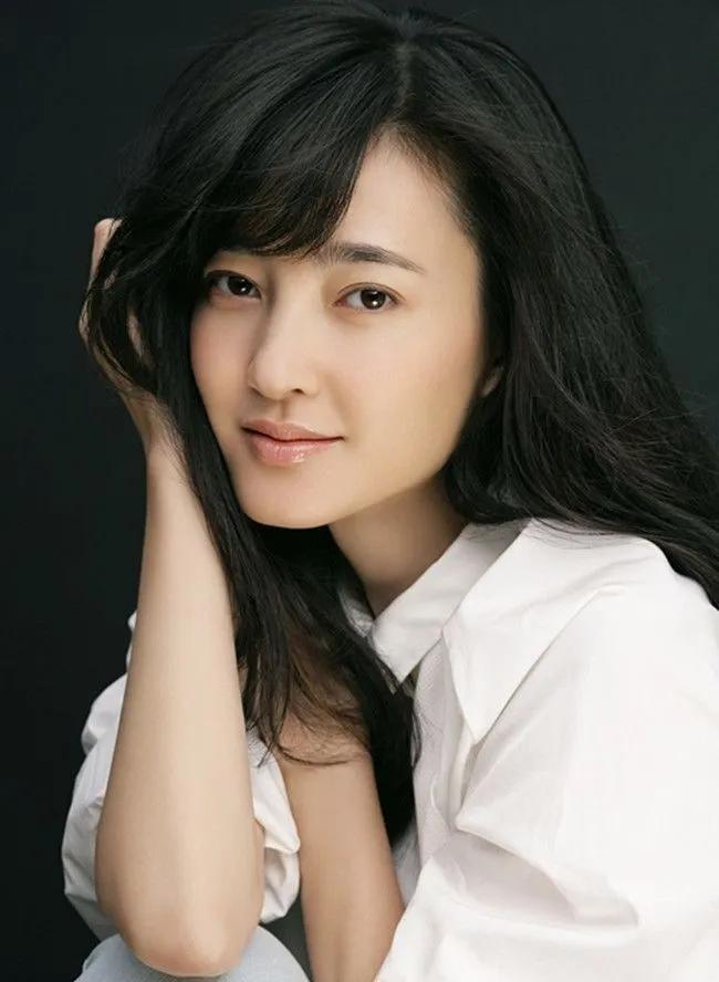 王丽坤是素颜女神，大家都偏爱她不是因为第一眼惊艳，而是干净耐看的长相，极强的角色