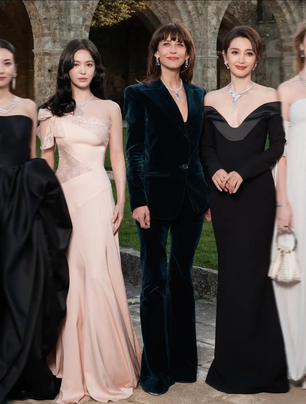 岁月不败美人，宋慧乔44岁，苏菲玛索59岁，李冰冰53岁。还是得中国女人的大气，