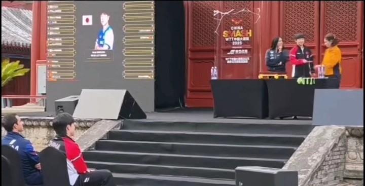 莎莎在台上抽签，头哥坐在台下安安静静的观看，乖的像个刚入学的小朋友，满眼都是对知