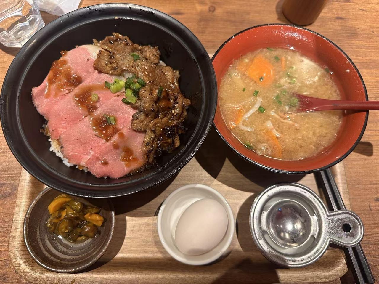 有编制的男护士，和没编制的平面设计师，该怎么选？朋友家女儿23岁，小学教师，