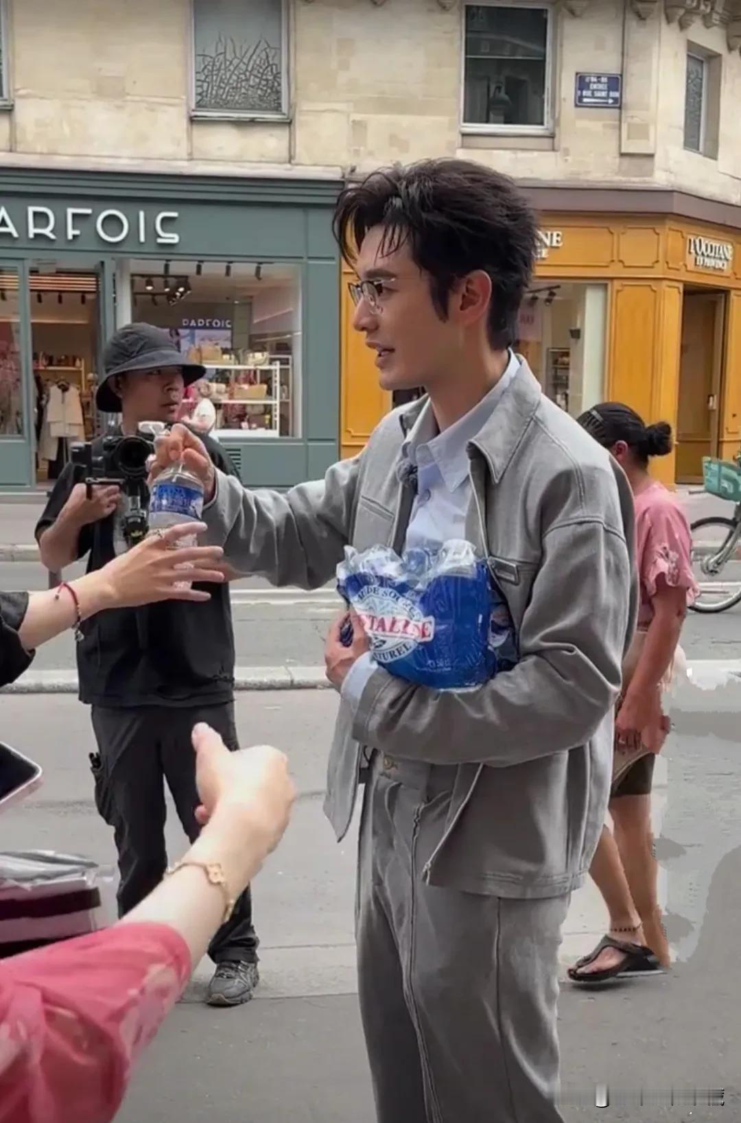 男神黄晓明现身巴黎街头，为同行人员服务，话语贴心，十分有爱！在巴黎接头的黄晓明抱