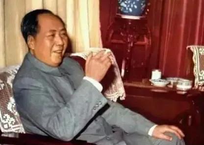 1962年，面对印度的无理挑衅，主席的愤怒之情溢于言表。他猛然一拍桌子，坚定地宣