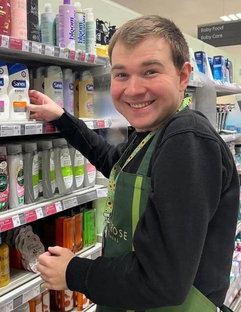 英国大曼彻斯特28岁青年汤姆·博伊德，患有自闭症，语言沟通能力非常有限，他在Wa