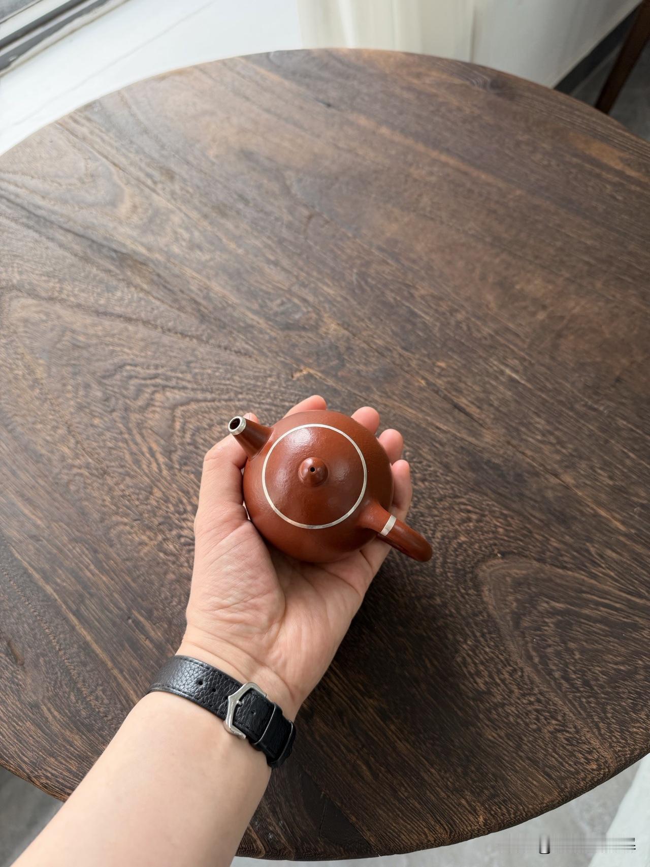 泥料:首先从工艺上来看,紫砂壶作为日常使用的茶具之一,工艺是十分考究的。好的紫砂