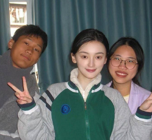 造物主是懂得平衡的，看起来是天生的美丽，难怪很多人无法接受有人长得这么漂亮。聋哑