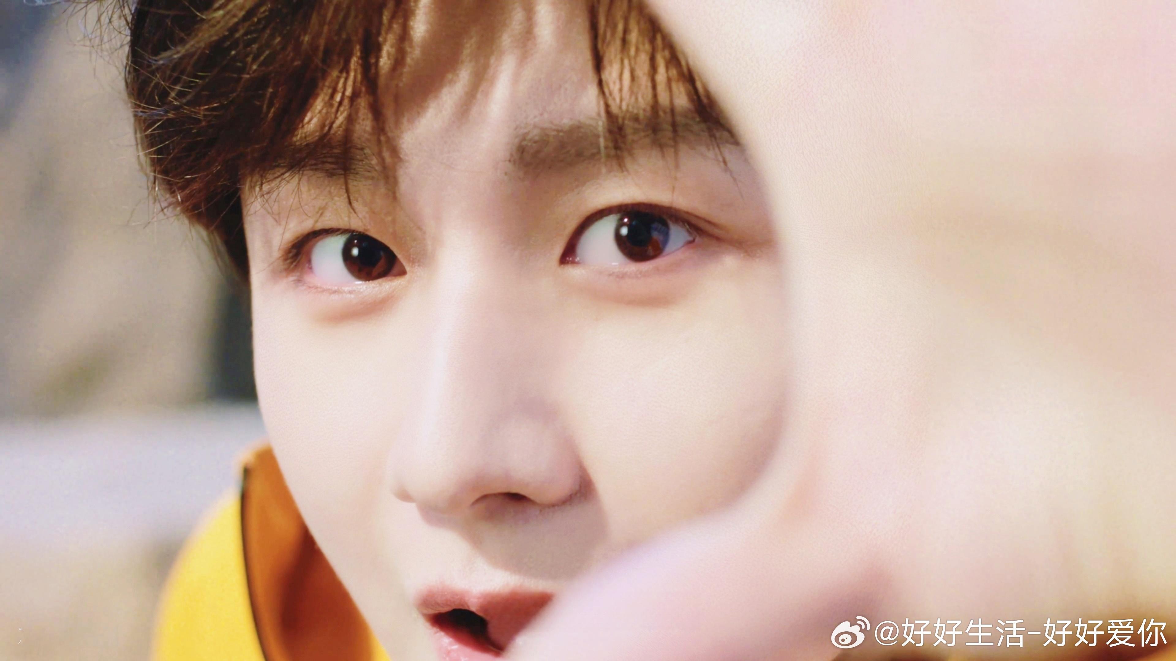 儿童节“成毅六一儿童节榜样的力量，是追光而行，然后成为光✨。在这个充满童真的日子