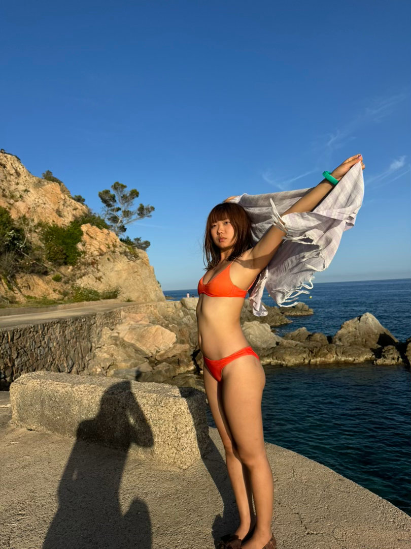 度假中，住在帐篷里，睡醒了去海边躺着，啥也不想管，挺爽的。但还是通知大家一下，H