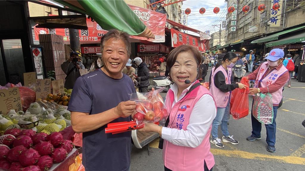 杨琼璎扫街人气旺，摊贩送“栗”挺女力接棒卢秀燕国民党立委杨琼璎今日前往台中乌日