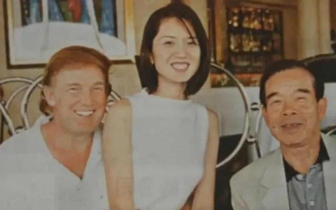 1994年，49岁的特朗普在香港，怀里抱着一个年轻的中国姑娘，只见照片中的特朗普