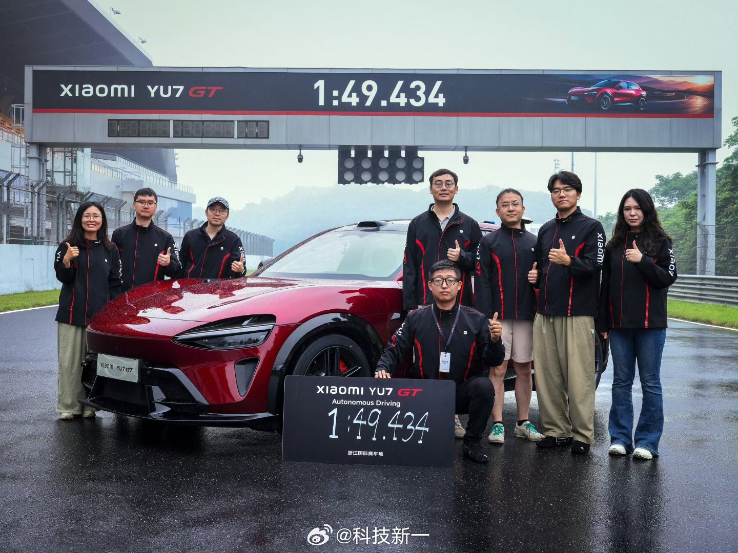 继全球第一个以自动驾驶跑完纽北后，小米YU7GT又以自动驾驶跑完浙赛，而且拿了