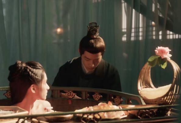 《藏海传》荼荼邀请藏海给她洗澡，藏海略微羞涩了一下就没再矜持，直接进去了，他们突