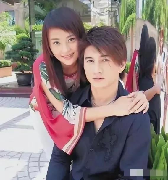吴奇隆前妻马雅舒现与外籍丈夫罗伯特婚姻幸福，两人于2010年结婚，现已携手走过1