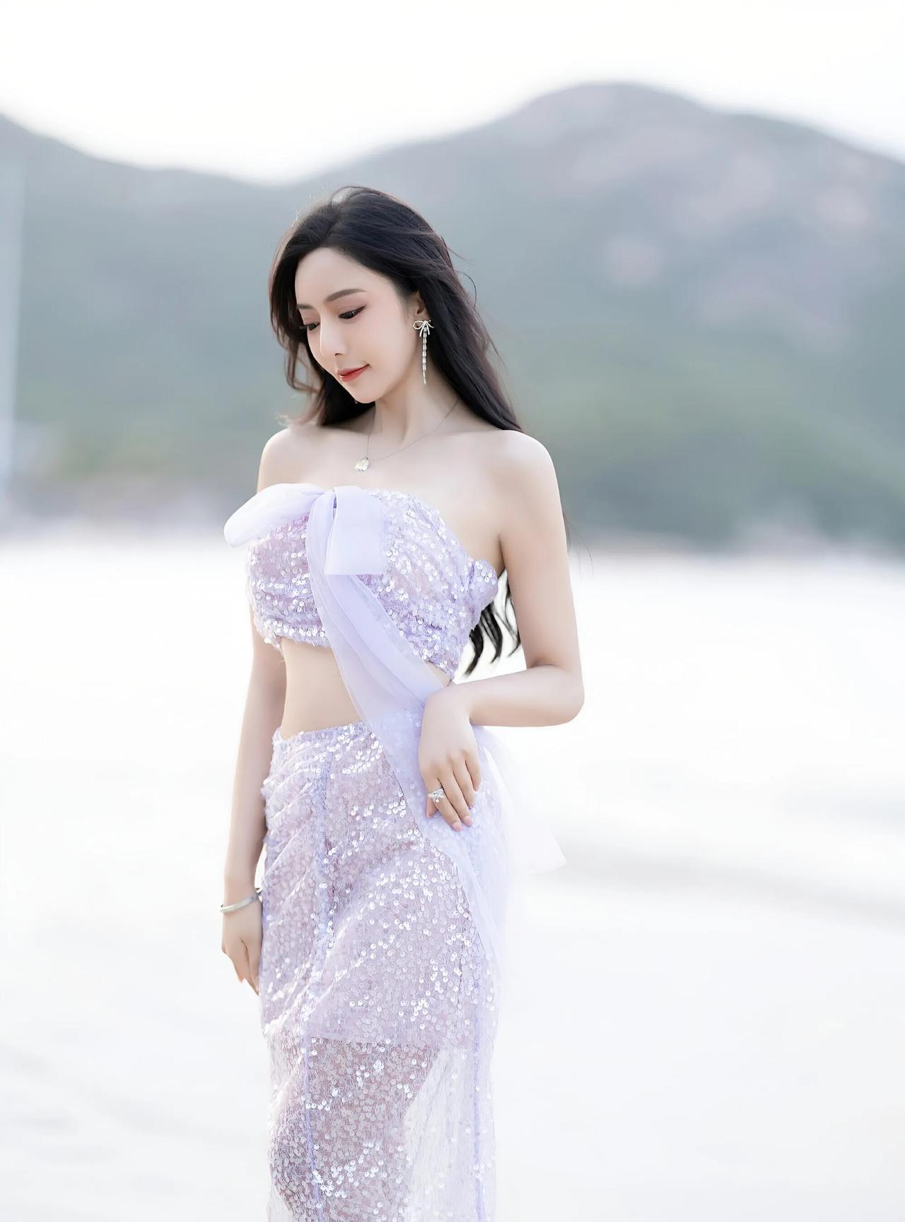 温柔明艳并存！王馨瑶身着星河亮片裙，海边演绎浪漫惬意