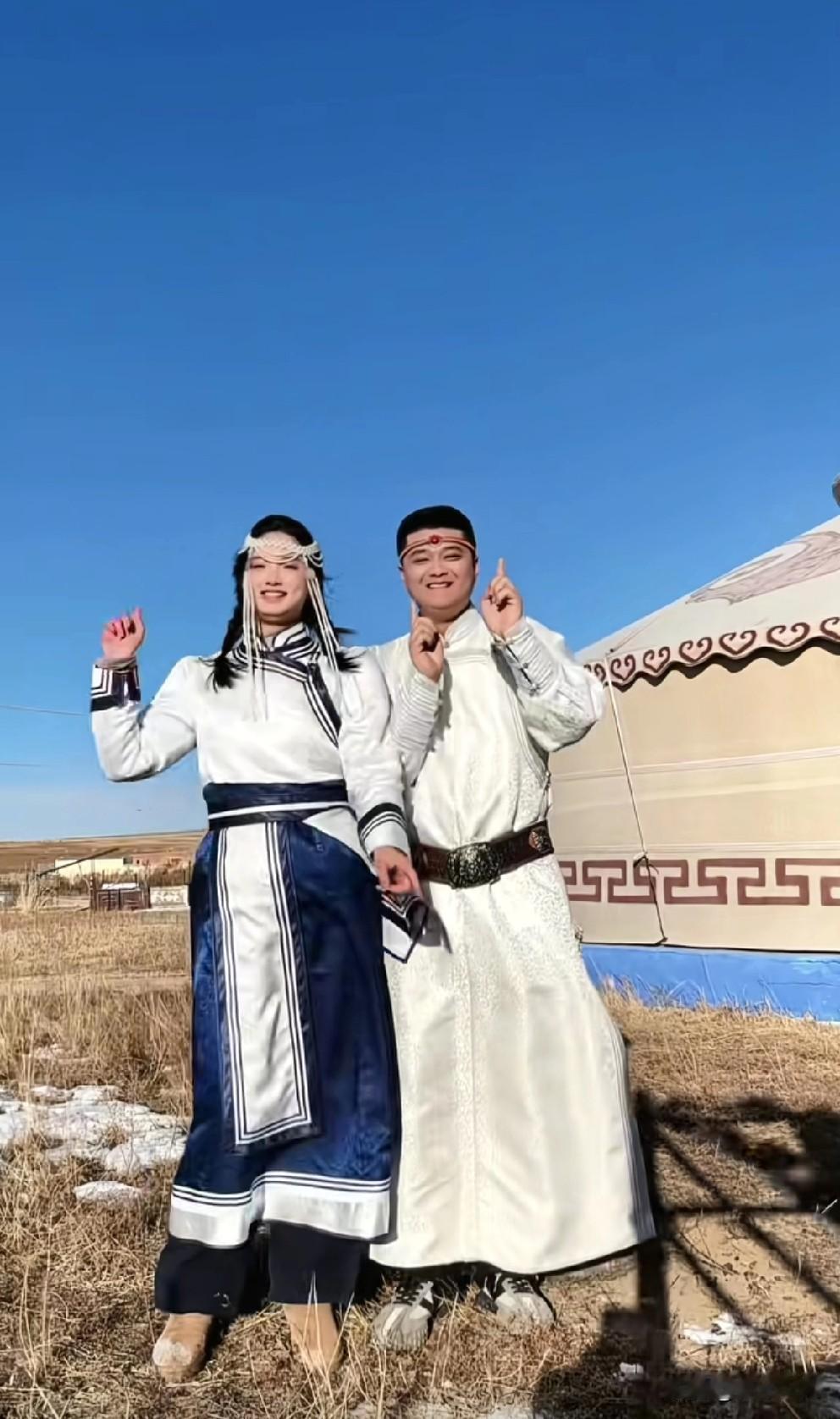 失散27年双胞胎之哥哥小夫妻俩被迫营业了，他们穿上了白色的蒙古袍子，跳起舞来各不