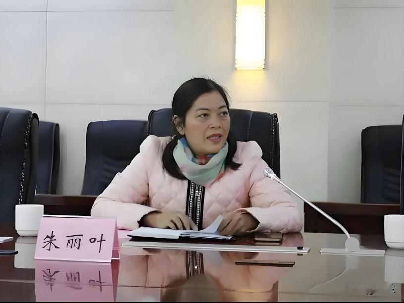 今天广西贺州市八步区的朱丽叶上了热搜，她不到20岁就参加了工作，她长期在林业