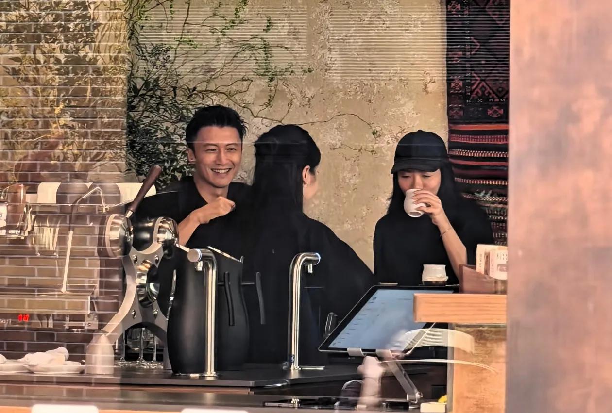 有网友在上海偶遇谢霆锋喝咖啡，看来他杭州演唱会办的很圆满，工作完放松放松！他真的