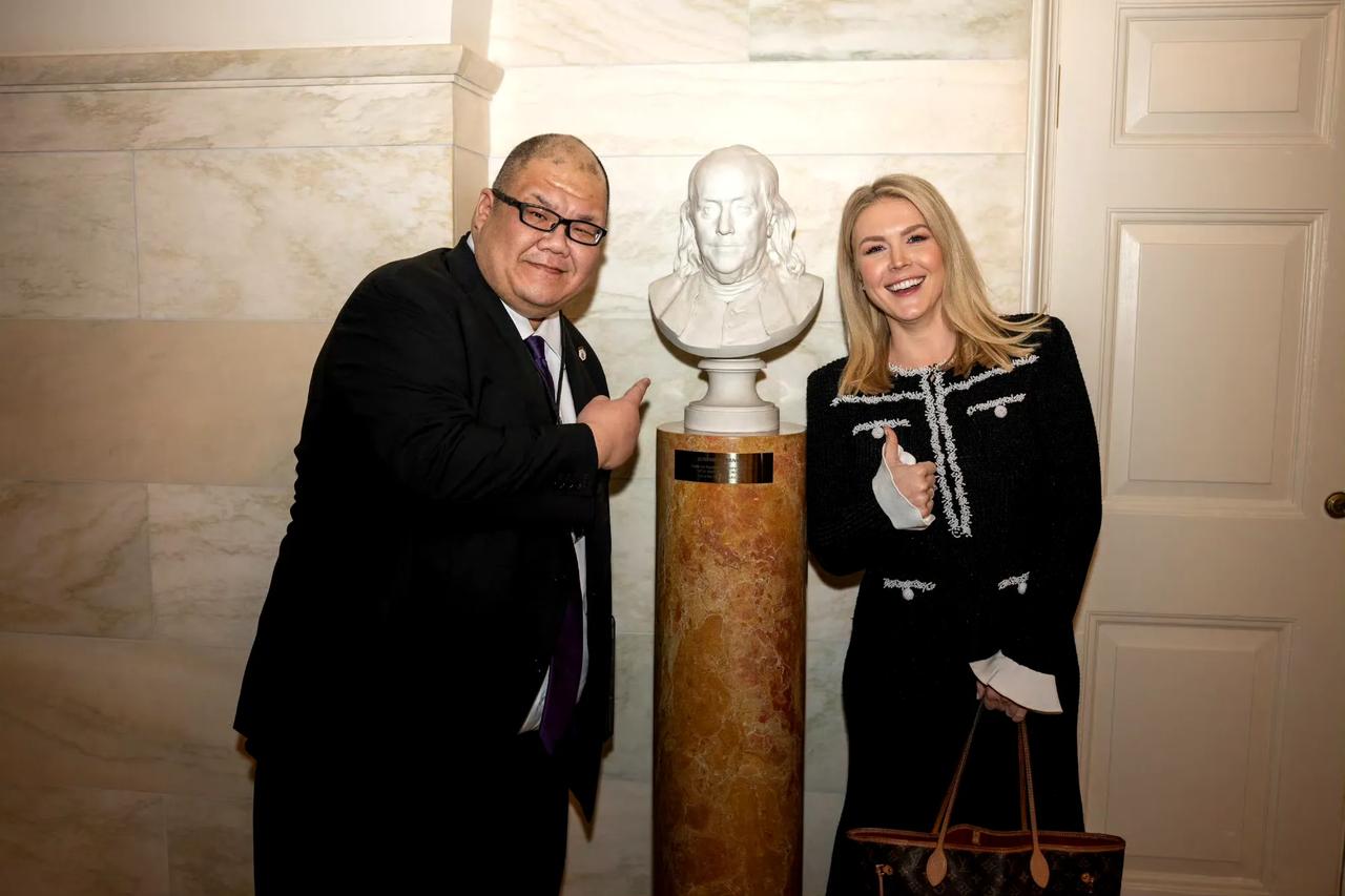 这位长得奇葩、脑袋尖尖的胖纸名叫史蒂文·张（StevenCheung），中文名