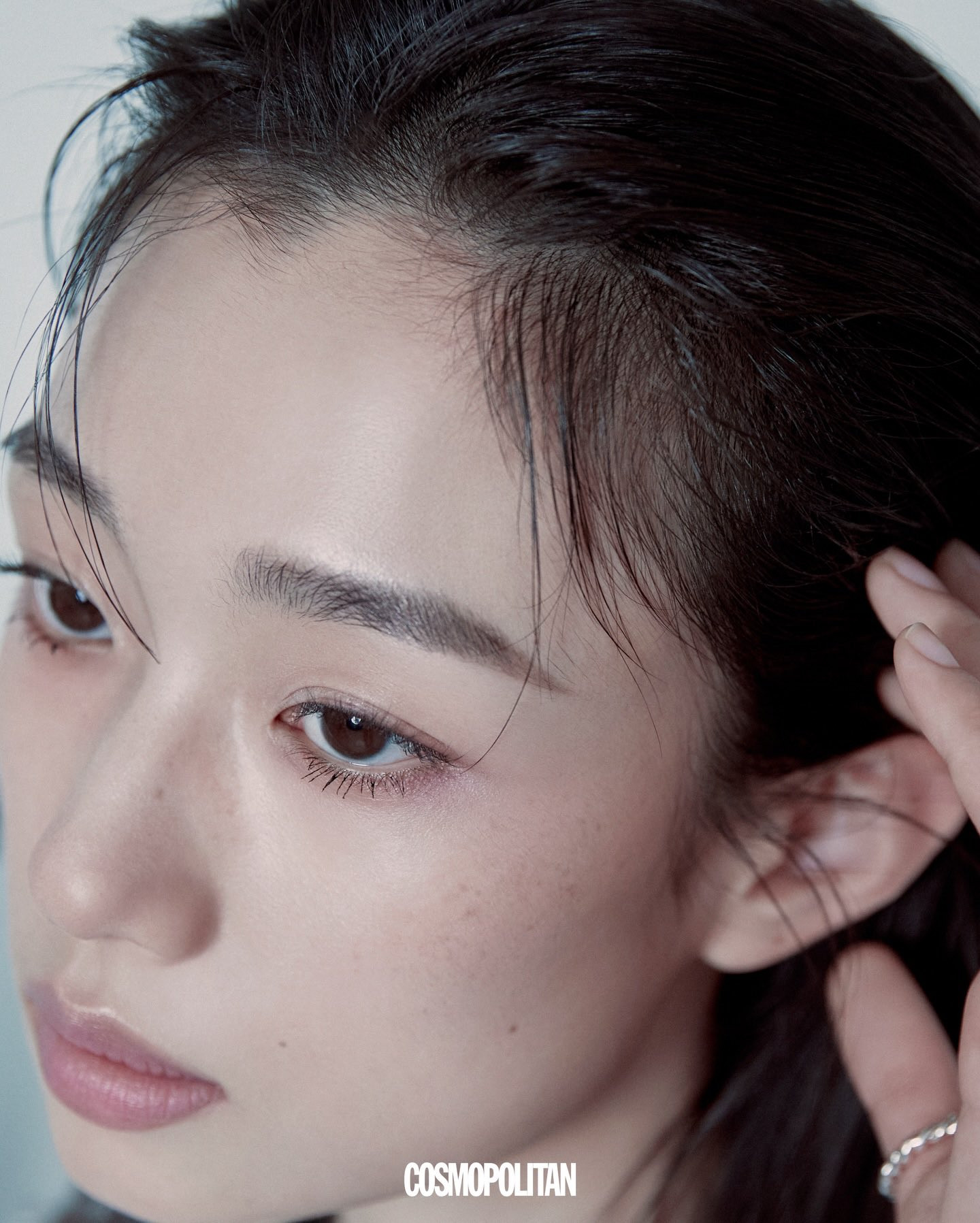 河合优实为韩国版Cosmopolitan拍摄二月刊写真。这次去韩国是配合她与