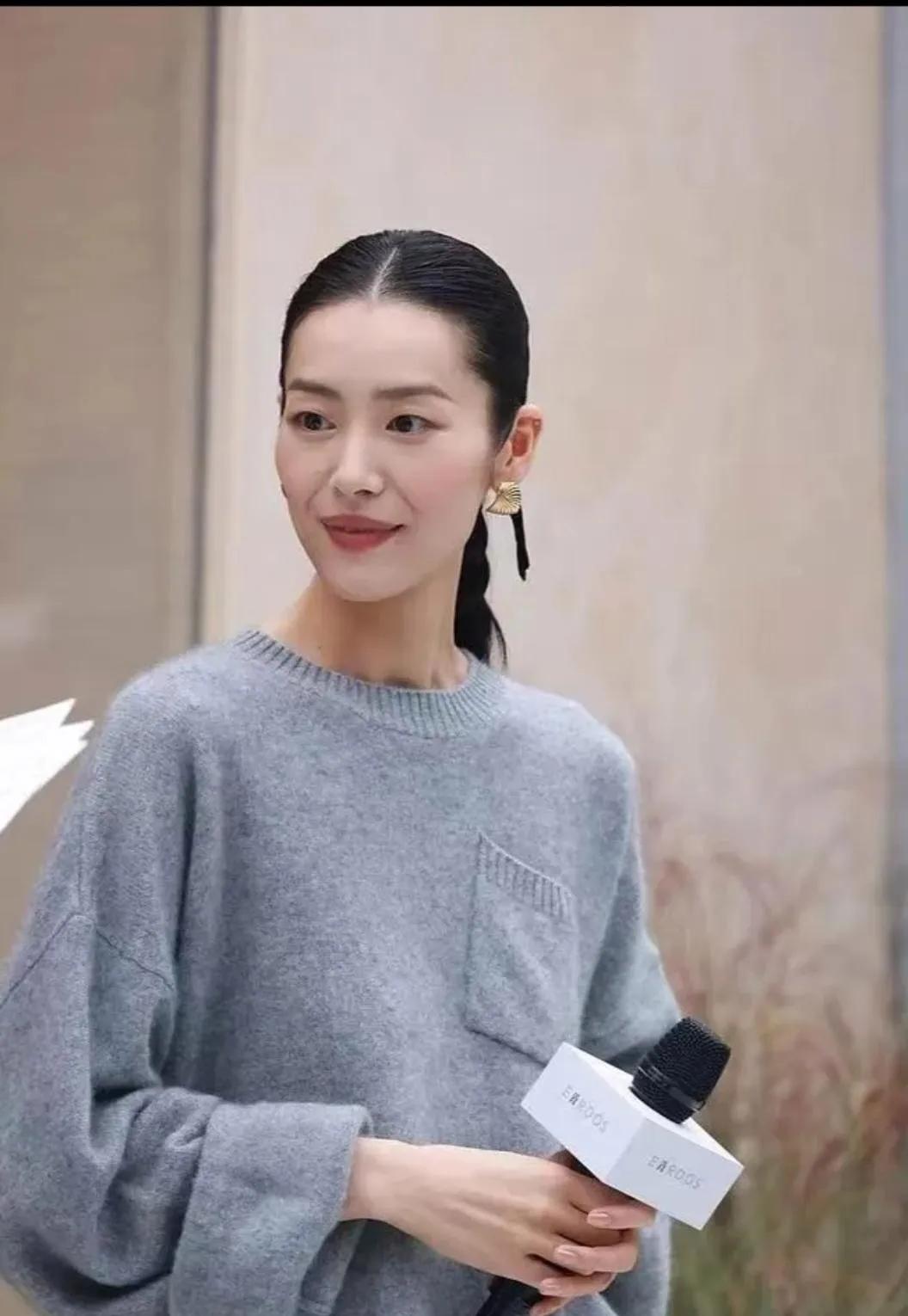 刘雯的秋冬松弛感穿搭，教科书级别！刘雯这组秋冬造型也太会了吧！宽松的灰色毛