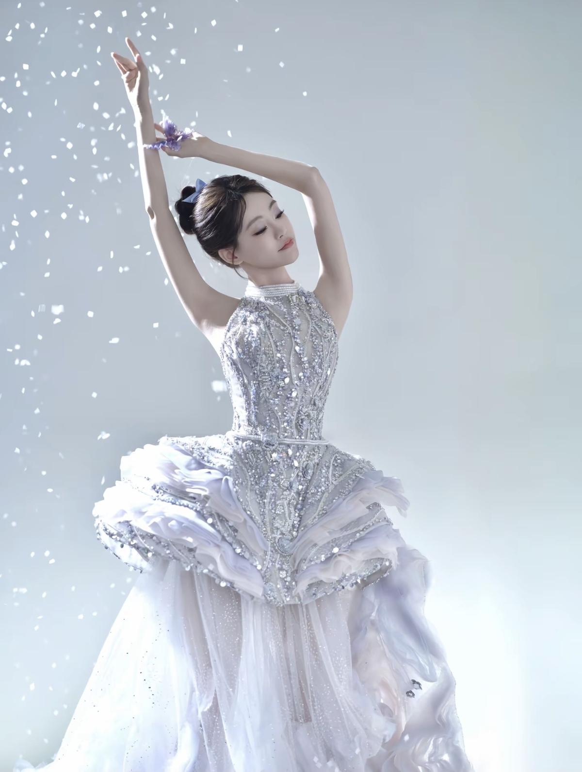 祝绪丹身上有一种独特的气质，时而清冷出尘，如空谷幽兰；时而甜美可人，似春日繁花。