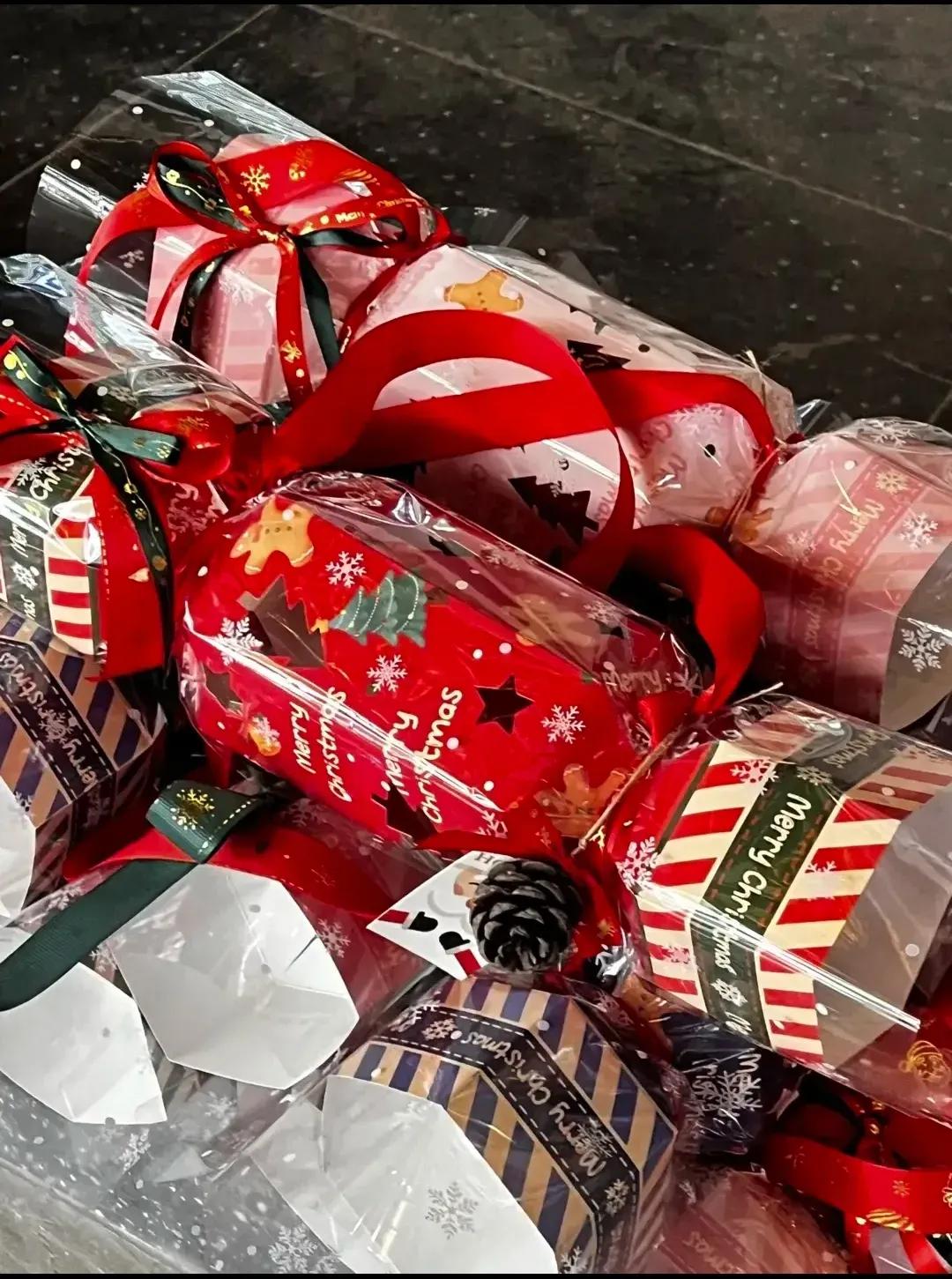 同事熬两天包的50个平安果，9.9元两个甩卖都没人瞅，剩一半堆在摊位上，我